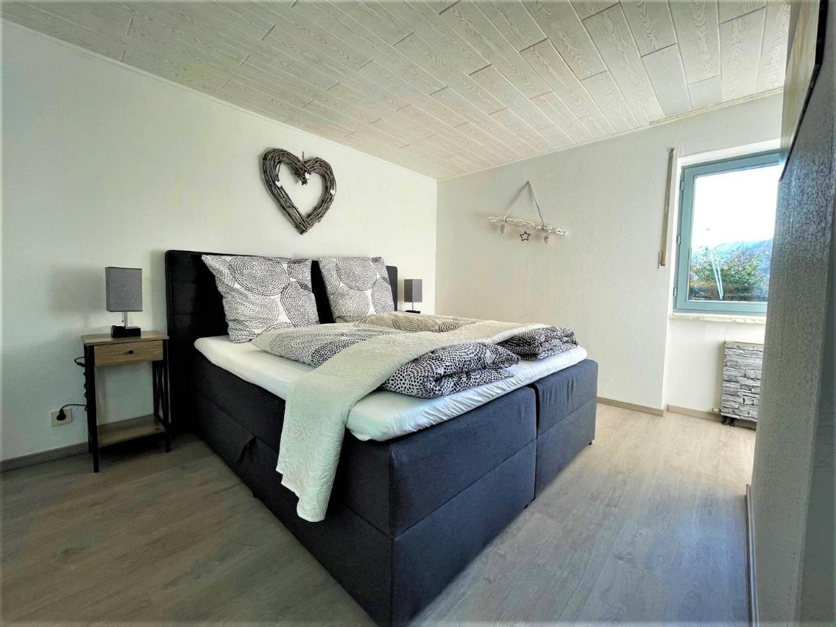 Апартаменти Traumhafter Moselblick, Garten & Lounge, Boxspringbett, Top Lage Буллай Екстер'єр фото